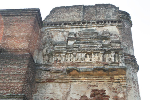 Lankātilaka ("Jewel of Lanka"): Image house: Façade: Stucco decoration