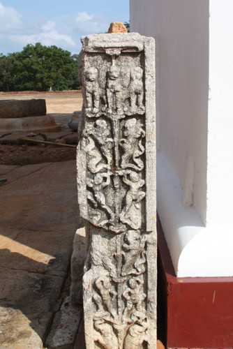 Vāhalkada: Stele