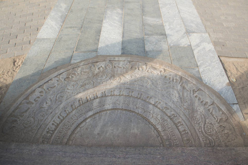 Sri Mahā Bodhi shrine: Moonstone