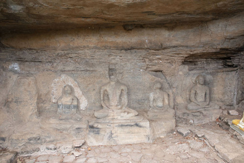 Kudā Gal Vihāra ("lesser rock-hewn temple"): cave shrine: seated Buddha statues