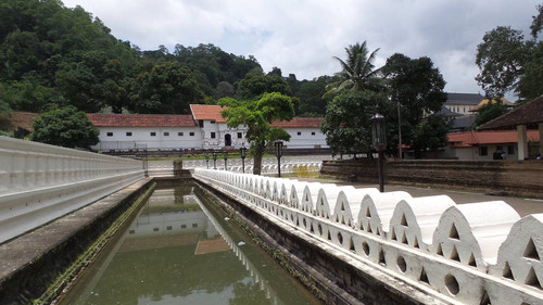 Moat surrounding the palace complex: Octagon: wave-like wall