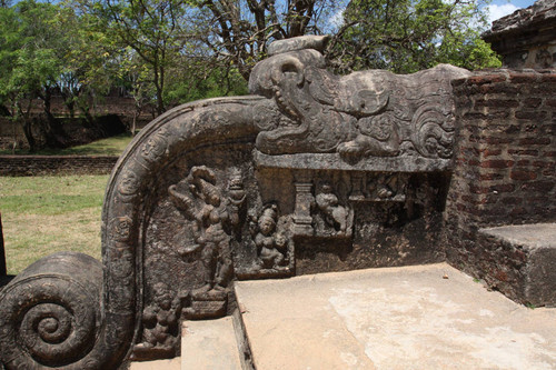 Lankatilaka ("Jewel of Lanka"): Image house: Balustrade