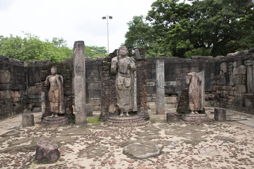 Daladā Maluva: Hätadāgē: Standing Buddha statues