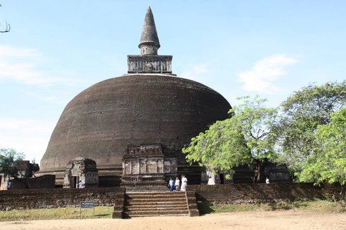 Rankoth Vehera (Golden Pinnacled Stupa), originally named Ruvanvēliseya (Golden Sand) stupa: Vāhalkada (Frontispiece): Image houses