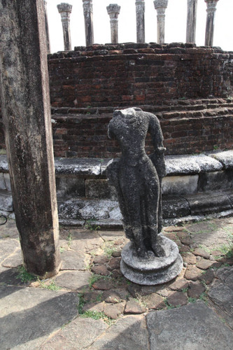 Vatadāgē: Standing Bodhisattva statue