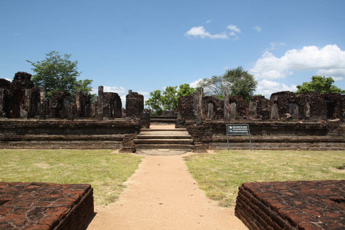 Baddhasīmā Pāsāda Ālāhana Parivena: Monastic Complex: Vaulted windows