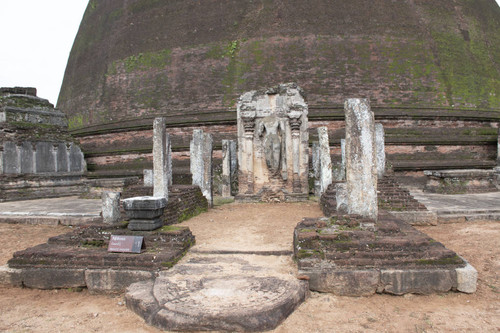 Rankoth Vehera (Golden Pinnacled Stupa), originally named Ruvanvēliseya (Golden Sand) stupa: Image house: Standing Buddha statue