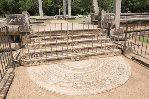 Pañcakāvāsa monastic residential complex: Moonstone, Image house entrance area