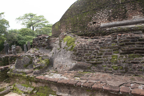 Stupa: Pabalu Vehera: Image house: Recumbent Buddha statue