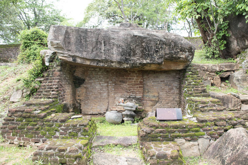 Kudā Gal Vihāra ("lesser Gal Vihara"): cave shrine