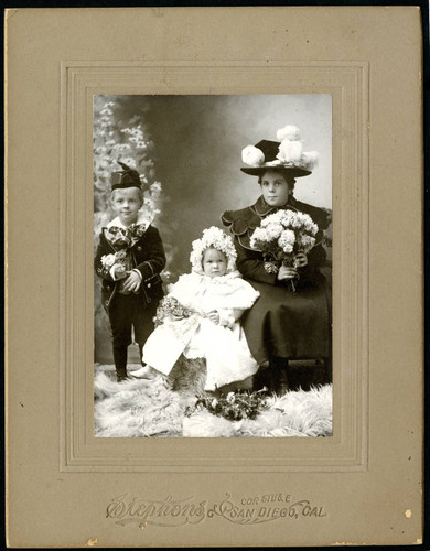 Robert Payne Scripps, Julia Margaret (Little Nackie) Scripps, and Dorothy Blair (Dolla) Scripps