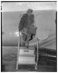 Mrs. Eleanor Roosevelt arrives at Oakland Airport