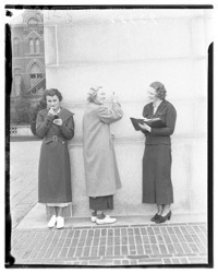 UC Berkeley coeds apply lipstick — Calisphere