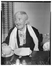 100 year-old woman visits fair, Golden Gate International Exposition