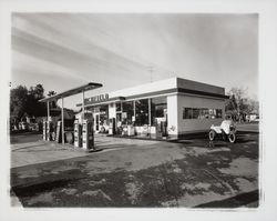 Roger & Dick's Richfield Station, Santa Rosa, California, 1959