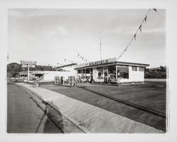 Chet's Richfield Service, Santa Rosa, California, 1959