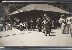 Waiting for the train at the Monte Rio station