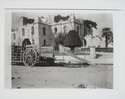 Carts parked in front of Courthouse ruins