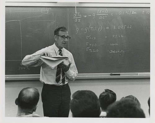 Walter Munk teaching