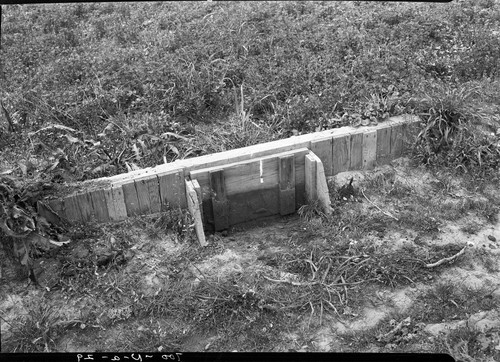 Single wall field gate with apron. Opening 2' wide. Used on alfalfa strips on side-hill terraces, University Farm, Davis. View of closed gate