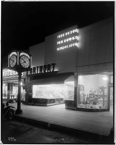 L1.3 - Lighting, stores - Night photo