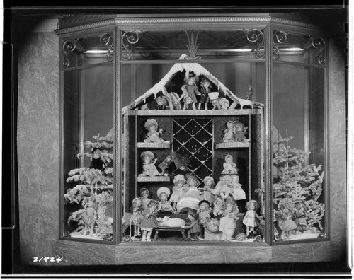 D2.3 - Displays, Window - 1938 Christmas doll contest