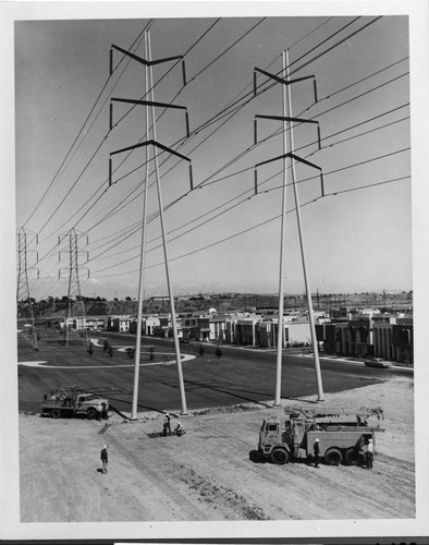 Edison crews install new Dreyfus-designed 220kV towers in El Segundo