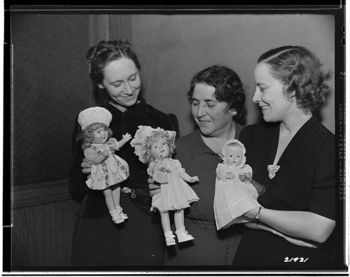 D2.3 - Displays, Window - 1938 Christmas doll contest