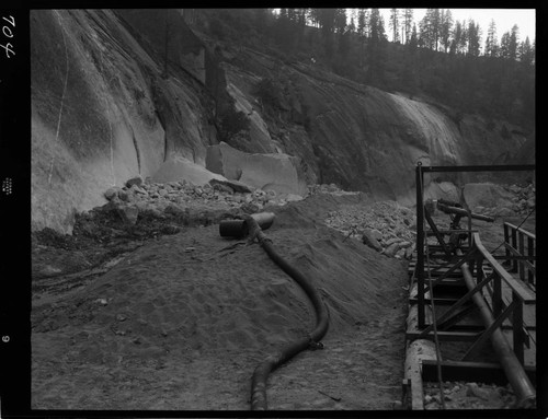 Big Creek - Mammoth Pool - Drain pipe in rock-fill toe