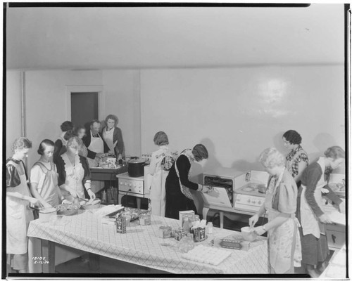 P1.1 - Group Portraits - Woman's Committee Cooking School