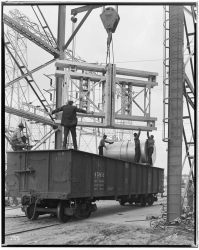 Magunden Switching Station - Hoist at Magunden lifting skids from rail-cars