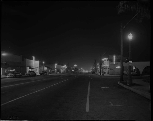 Streeting lighting in business district on Las Tunas at night