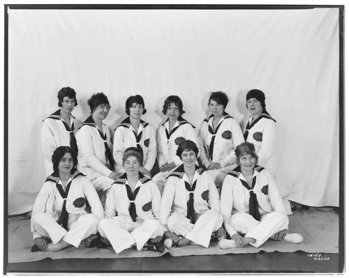 P1.1 - Group Portraits - Girls First-aid team standing - sitting