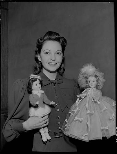 Emma Jean Lardemer and dolls dressed by Edison girls