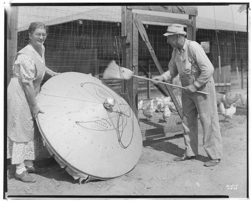 P2 - Poultry - Mr. & Mrs. Jansen cleaning brooder at Jansen's Poultry