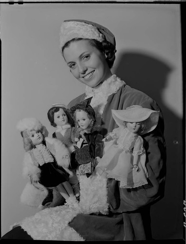 La Nelle Smith with dolls dressed by Edison girls