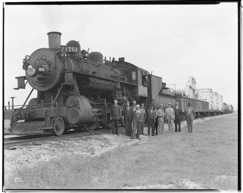 Magunden Switching Station - Men standing by Southern Pacific, 2-