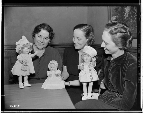 D2.3 - Displays, Window - 1938 Christmas doll contest