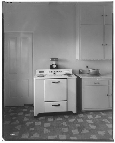 H2.3 - Home Kitchen - Electric Range in home of Mrs. Ardis