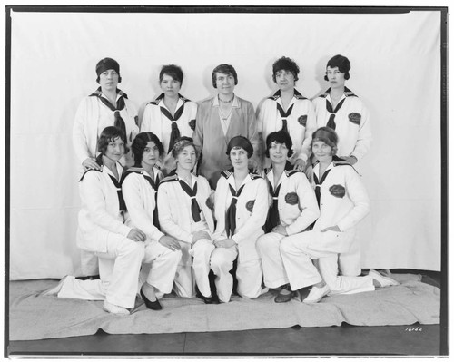 P1.1 - Group Portraits - Girls First-aid team standing - kneeling