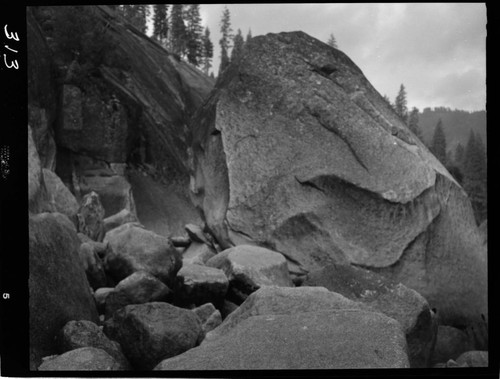 Big Creek - Mammoth Pool - General view of boulders in river bottom at downstream rock toe area