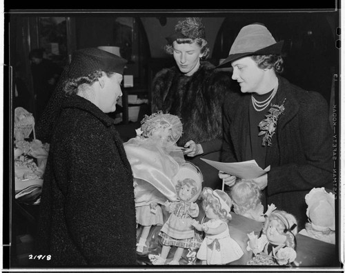 D2.3 - Displays, Window - 1938 Christmas doll contest