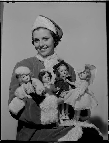 La Nelle Smith with dolls dressed by Edison girls