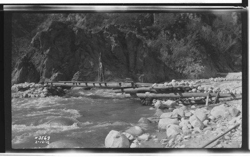 Men constructing Raymaker's Cantilevered Bridge across Santa Ana River after floods