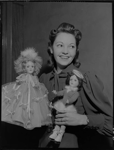 Emma Jean Lardemer and dolls dressed by Edison girls