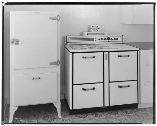 H2.3 - Home Kitchen - Electric Range in home of Mrs. Howard