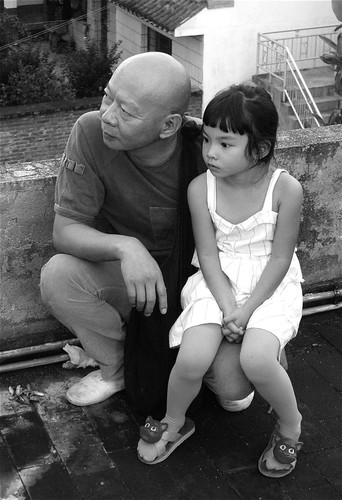 Yue Minjun and daughter, Yuan Yuan, on roof of Norman and Xiaojian's house in Dali