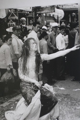 Performance art on the streets of Dali 2 of 2