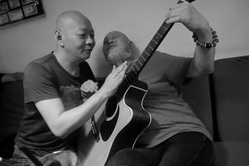 Yue Minjun and Huo Feng singing in Kaiyi's Kitchen