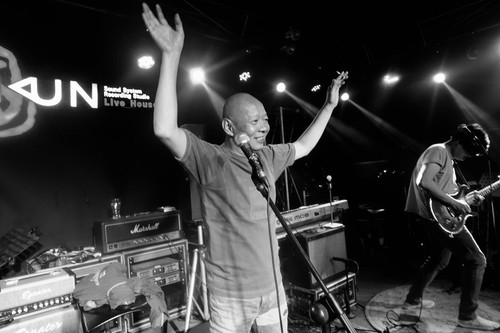 Yue Minjun singing the blues in a music studio in Songzhuang art colony 3 of 11